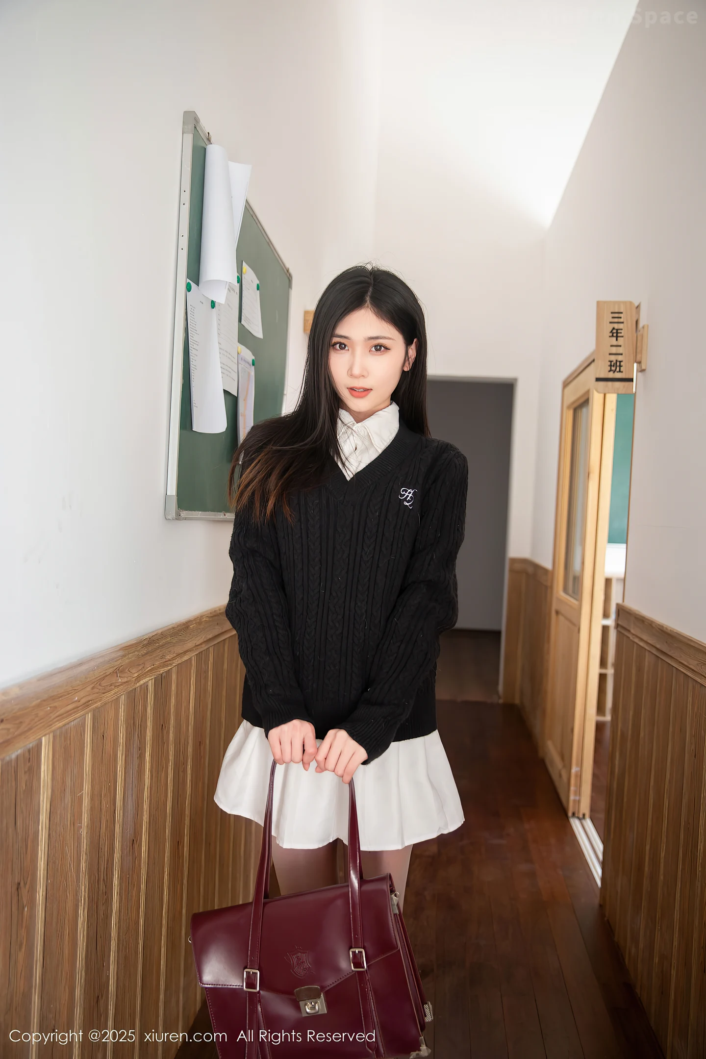 图片[2]-[XiuRen秀人网] VOL.10078 模特刘婷婷教室场景性感白色短裙配白丝袜秀完美身材诱惑写真80P-秀人网官方网站